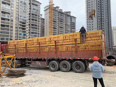 中南神箭·發貨|青島市客戶訂購高層建筑建筑木模板裝車發貨